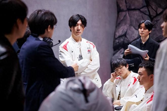 面对紧追不 面对紧追不