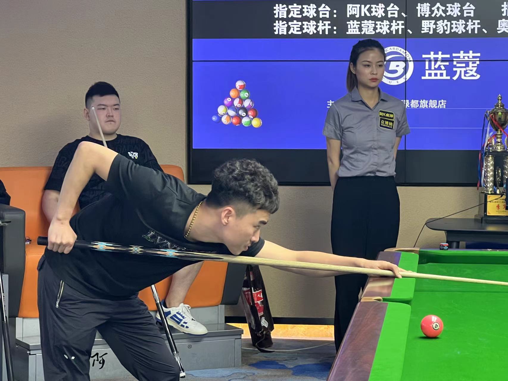 足球比赛中 足球比赛中